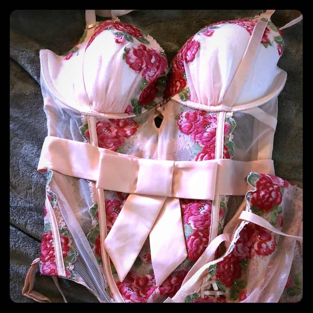 🌺NWOT Victoria’s Secret bustier set 36D